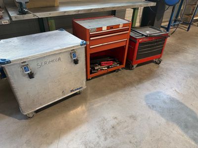 Il y a de nombreux types de coffres à outils différents dans ce garage.