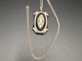 collier en argent orné d'une horloge en noir et blanc et d'une chaîne
