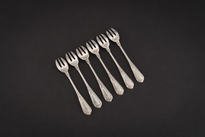 un lot de six fourchettes en argent sur fond noir