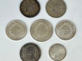 six pièces différentes sont disposées en cercle sur une surface blanche