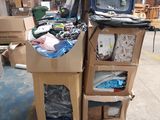 un chariot sur lequel sont empilés de nombreux articles, dans un entrepôt