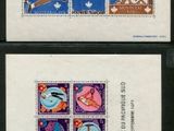 deux timbres aux motifs différents sur un fond noir