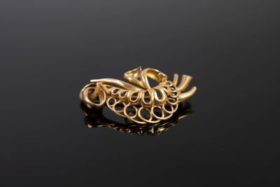 gros plan d'une bague en or sur une surface noire