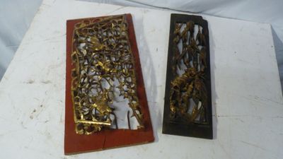 une paire de serre-livres en laiton et en bois posés sur une surface blanche