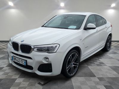 BMW X4 M Sport Line blanche sur un sol à damier