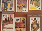 quatre jeux de cartes sur la table