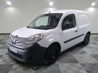 la photo d'une camionnette blanche sur un sol en damier
