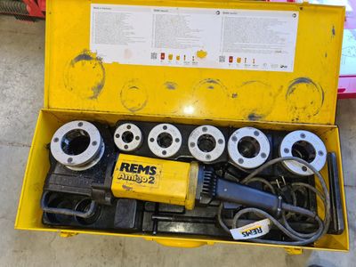 une boîte jaune contenant tout un tas d'outils