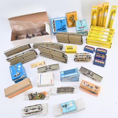 many different types of train tracks in a box