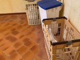 deux paniers posés l'un à côté de l'autre dans un coin de la pièce