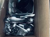 une boîte en carton contenant tout un tas de couverts