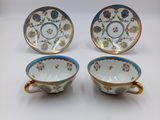 un service de quatre tasses et soucoupes en porcelaine ornées de motifs floraux