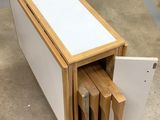 une photo d'une table en bois avec un plateau blanc