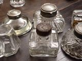 une table sur laquelle sont posées de nombreuses bouteilles en verre