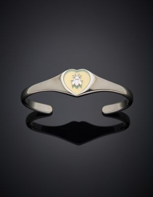 un bracelet en argent orné d'un cœur en émail jaune
