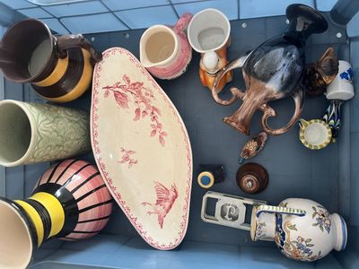 Cette boîte contient de nombreux types de vases et de coupes différents