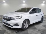 la voiture blanche est garée dans une pièce au sol en damier