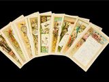 un lot de cartes posées sur une table