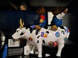 deux oursons assis sur une statue de vache