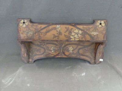 une étagère en bois ornée d'un motif floral