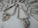 a lot of surgical instruments that are arranged in a circle