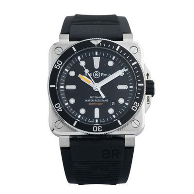 La montre est noire et possède une trotteuse jaune