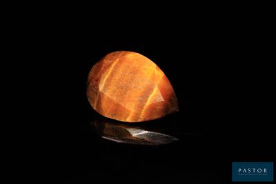 un gros plan d'un rocher dans l'obscurité, éclairé par une lumière