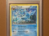 un gros plan d'une carte Pokémon accrochée au mur