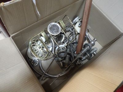 une boîte contenant tout un tas de tuyaux et de fils