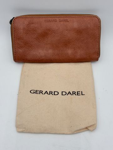 Gérard DAREL : porte-monnaie, porte carte en cuir grainé beige. B...