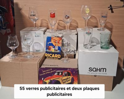 de nombreux verres à vin posés sur une table