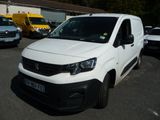 une camionnette blanche garée dans un parking