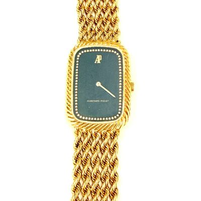 une image d'un gros plan d'une montre-bracelet sur un fond blanc