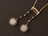 une paire de boucles d'oreilles en diamants et saphirs posées sur un fond noir