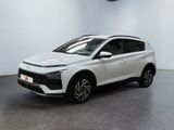 un SUV blanc garé dans une pièce où se trouve une horloge accrochée au mur
