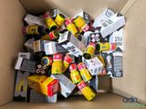 une boîte en carton remplie de différentes marques de cigarettes