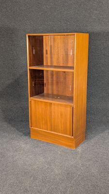 une image représentant une bibliothèque en bois sur fond gris