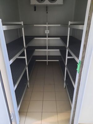 une photo d'une chambre avec des lits superposés et un ventilateur