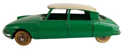 petite voiture-jouet verte avec un toit blanc et des roues en bois, sur fond blanc