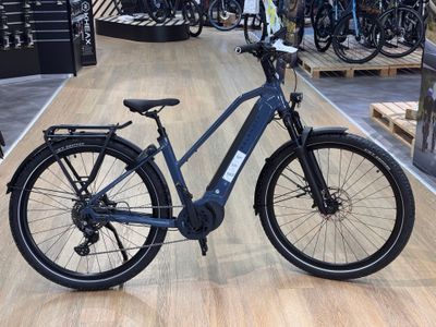 un vélo bleu exposé dans un magasin