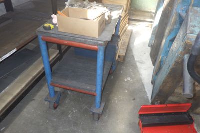 un petit chariot sur lequel est posée une caisse, dans un garage