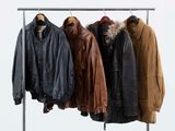 beaucoup de vestes en cuir accrochées à un portant