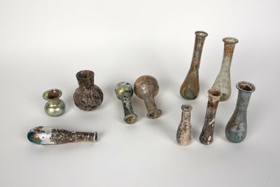 de nombreux types de vases différents posés sur une table