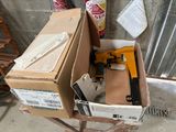 une boîte dans laquelle se trouve un marteau et une boîte dans laquelle se trouve un marteau