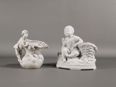 paire de figurines en porcelaine blanche représentant un garçon et une fille assis sur un panier