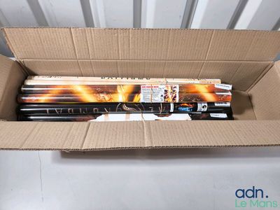 une boîte en carton contenant un certain nombre d'objets