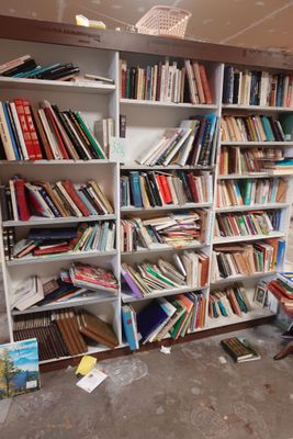 une pièce avec beaucoup de livres sur les étagères