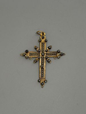 l'image d'une croix dorée sur un fond blanc