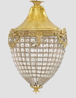 une image représentant un lustre en or et en cristal suspendu au plafond