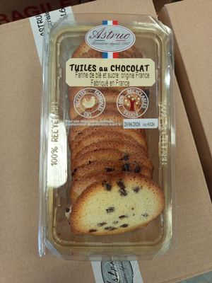 une boîte contenant des tranches de pain, posée sur une table